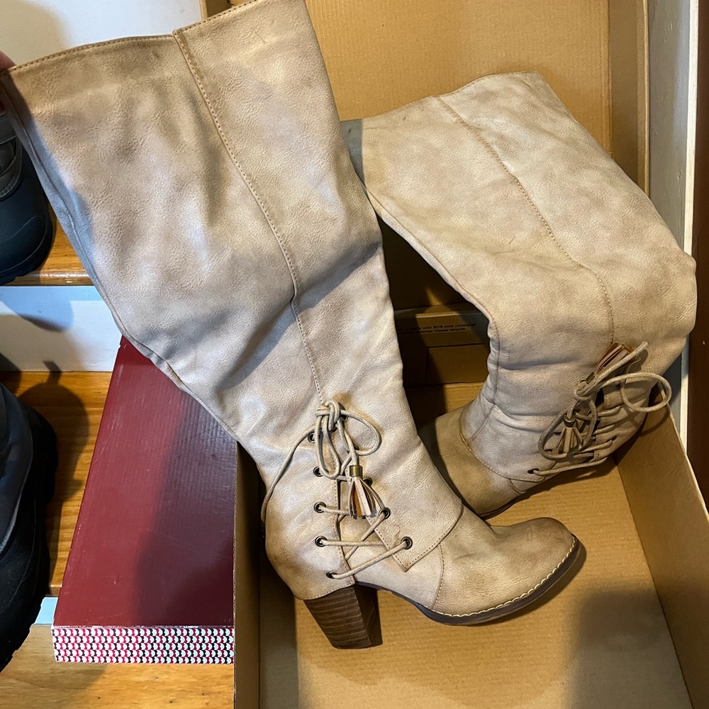 Cream pat and leather knee-high boot 👢 with a 2inch heel size 7.5 women